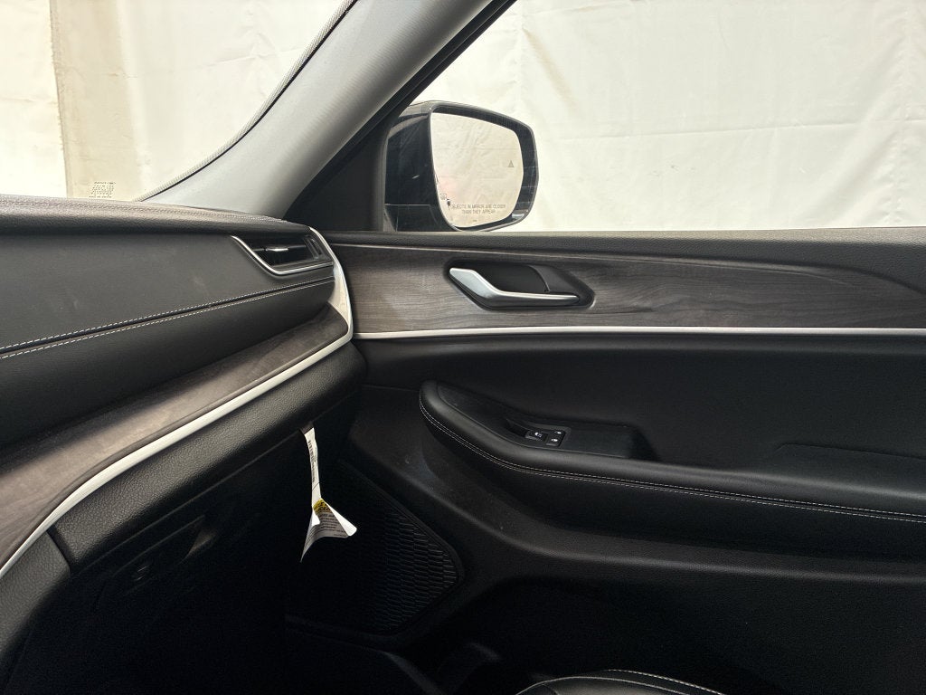 2023 Jeep Grand Cherokee Laredo 4x4